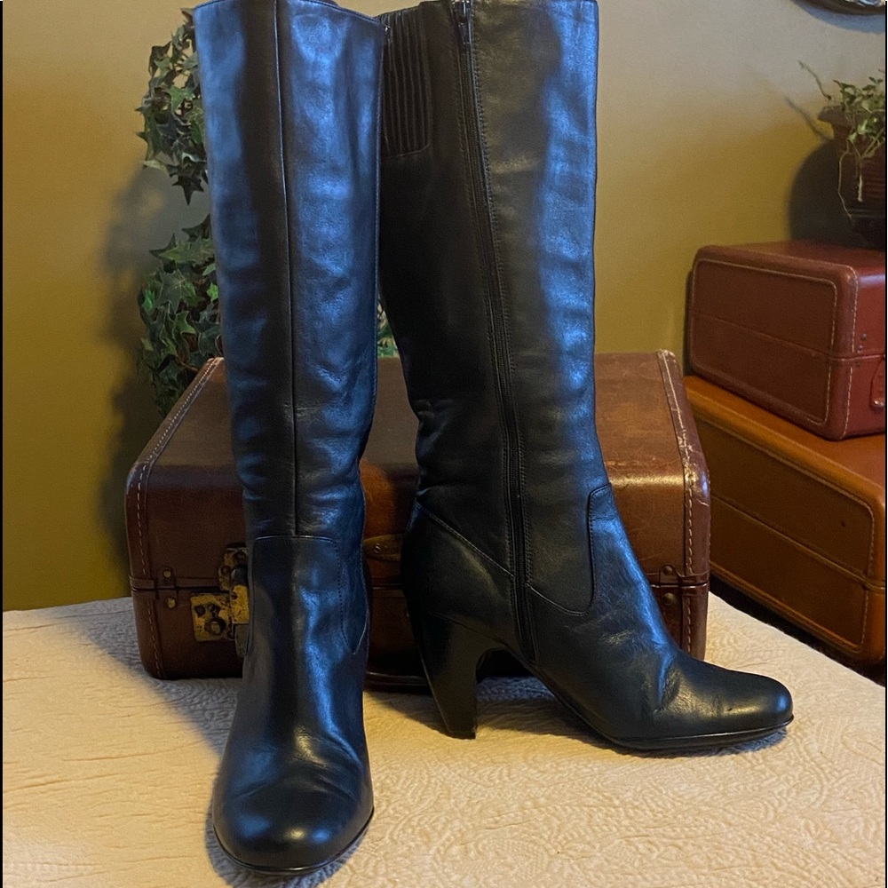 Sofft black leather heeled boots. Full inside zip closure. 3 1/2” heel.